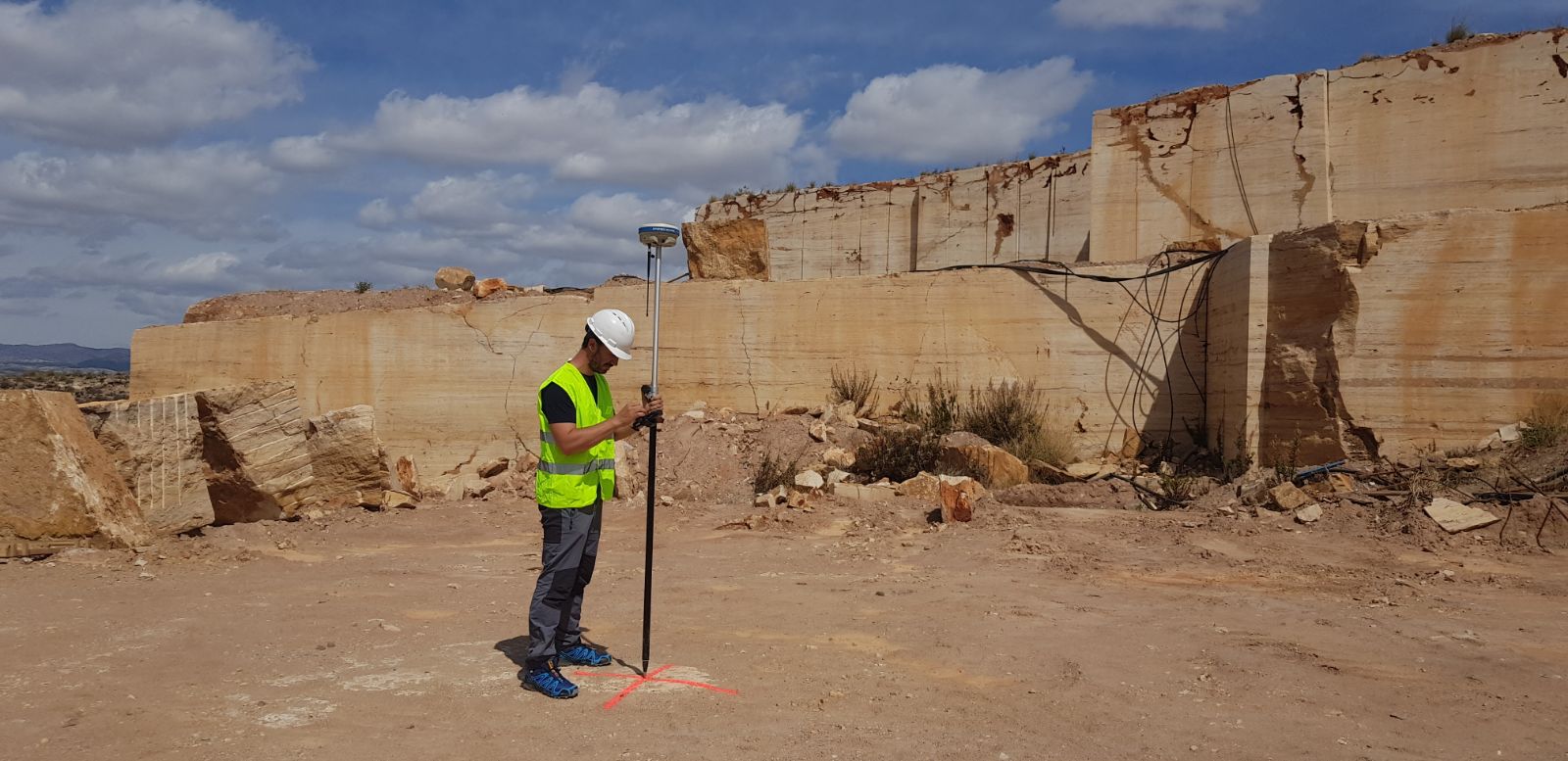 Javier Águila Cortés en la cantera de Travertino en Albox (Almería)