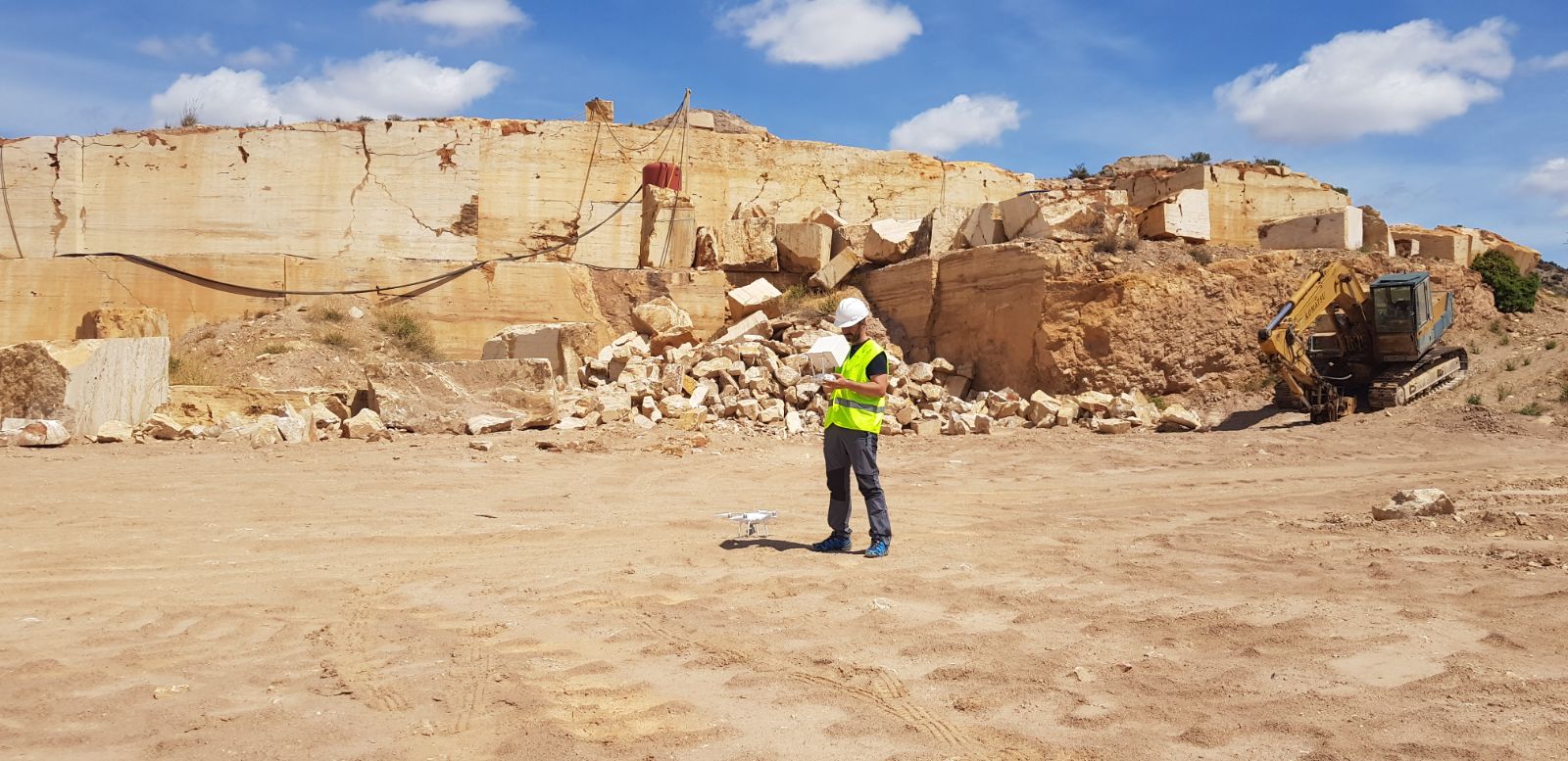 Javier Águila Cortés en la cantera de Travertino en Albox (Almería)