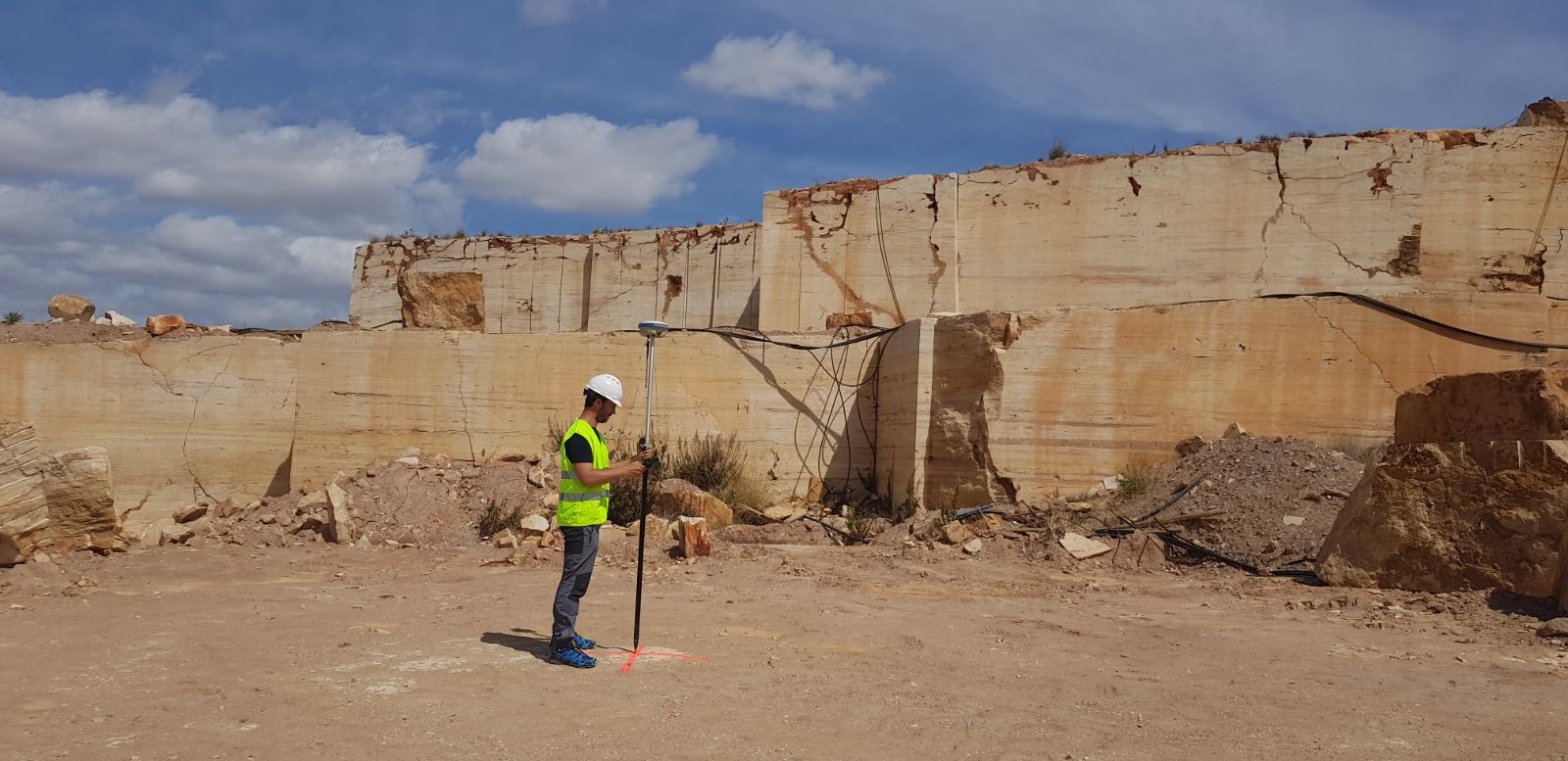 Javier Águila Cortés en la cantera de Travertino en Albox (Almería)