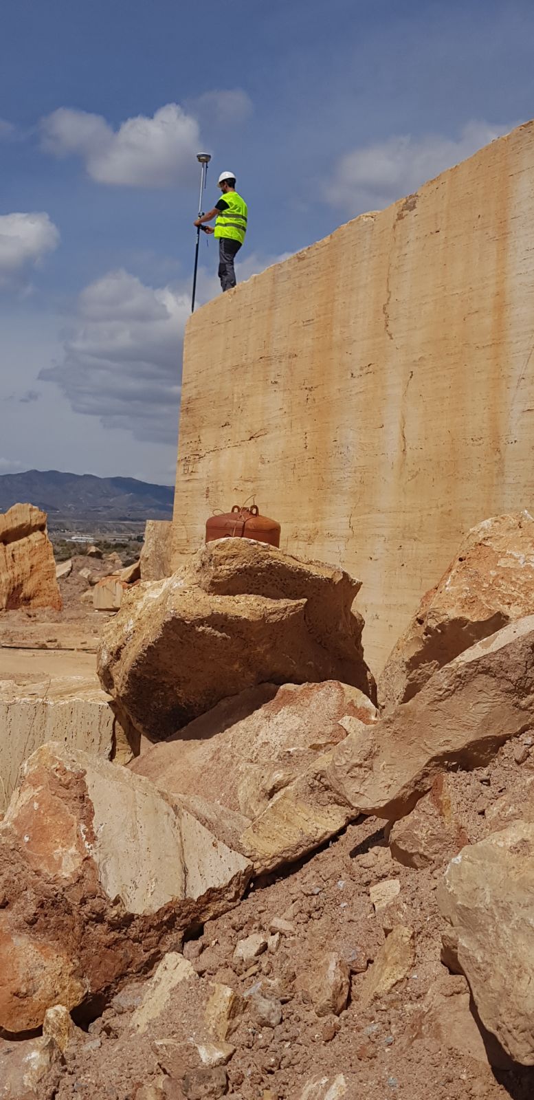Javier Águila Cortés en la cantera de Travertino en Albox (Almería)